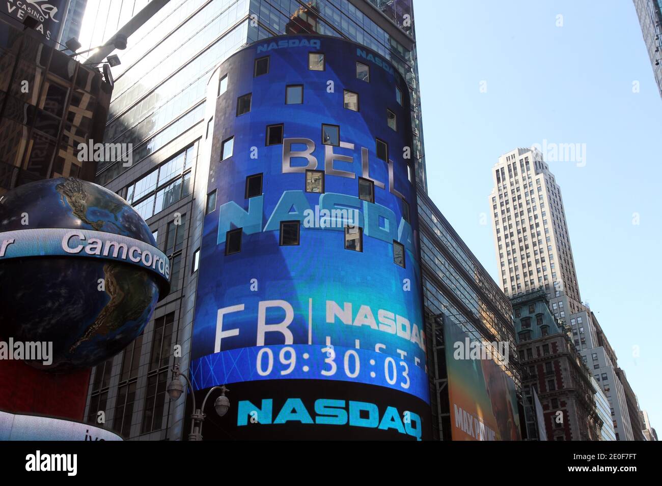 Nasdaq bell times square hi-res stock photography and images - Alamy