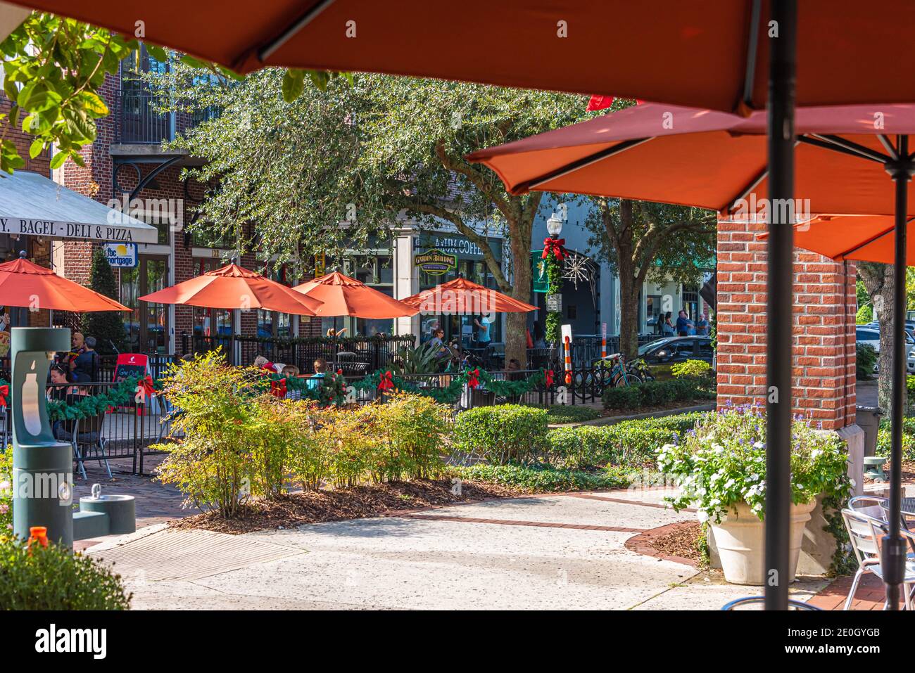 People enjoying wintertime in Florida at the outdoor cafes and restaurants along Plant Street in charming Downtown Winter Garden near Orlando. (USA) Stock Photo