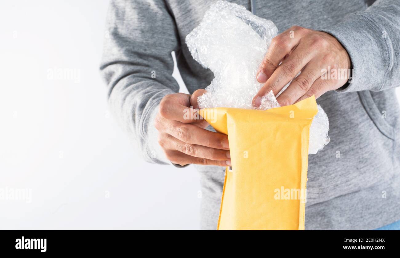 Bubble wrap envelope hires stock photography and images Alamy