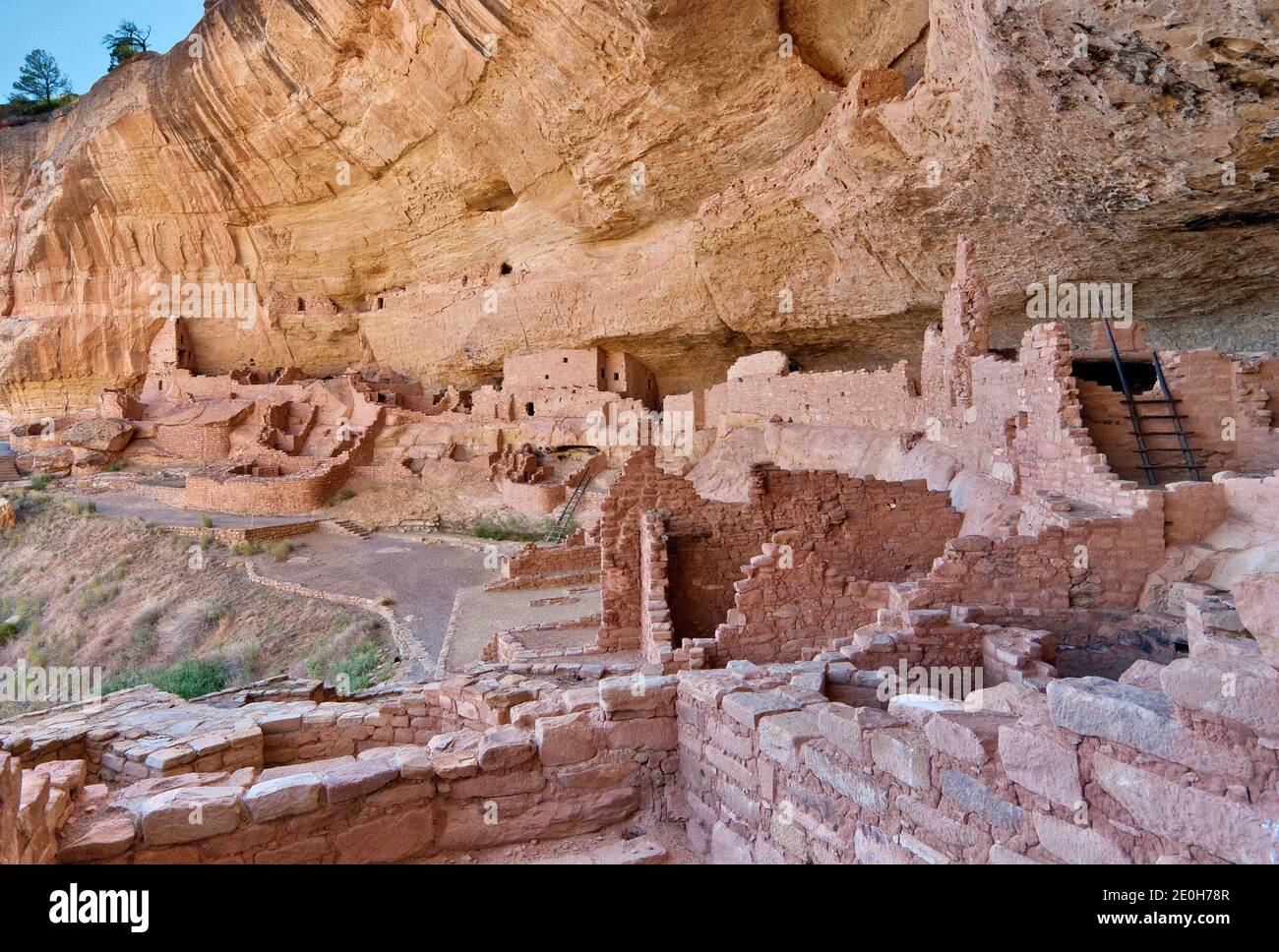 Long House cliff dwelling in alcove at Wetherill Mesa in Mesa Verde ...