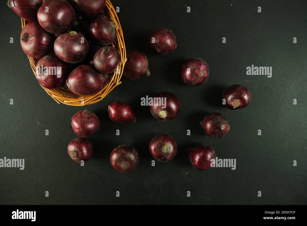 Purple red skin onions hi-res stock photography and images - Alamy