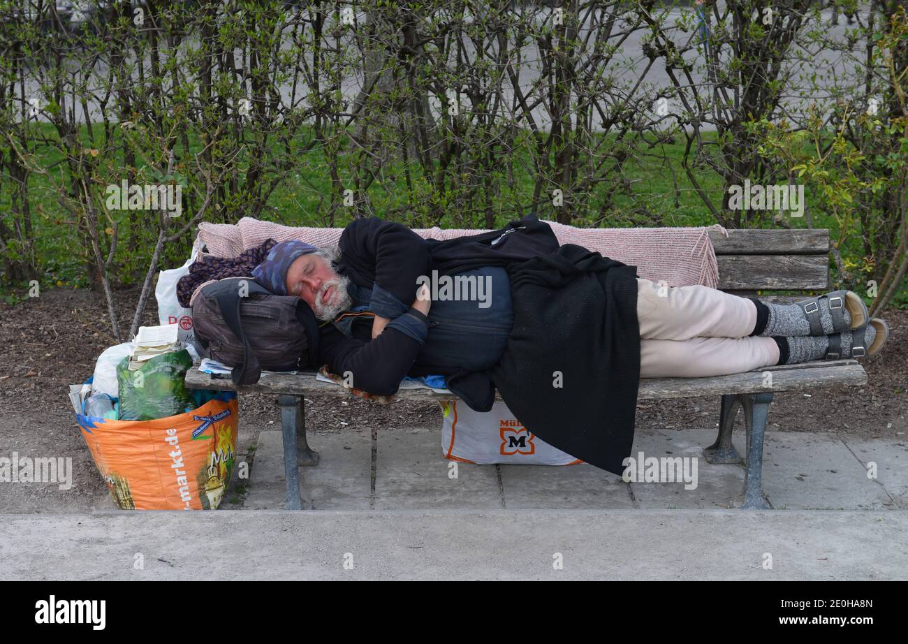 Obdachloser, Bank, Schlaf, Muenchen, Bayern, Deutschland Stock Photo