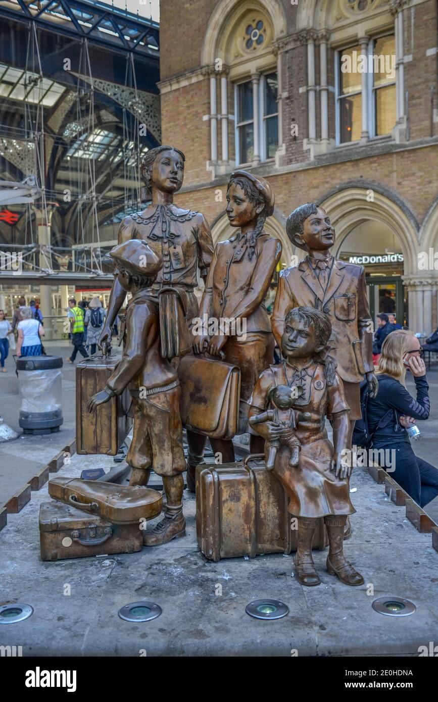 Denkmal 'Kindertransport – Die Ankunft', Vorplatz, Liverpool Street Station, London, England, Grossbritannien Stock Photo