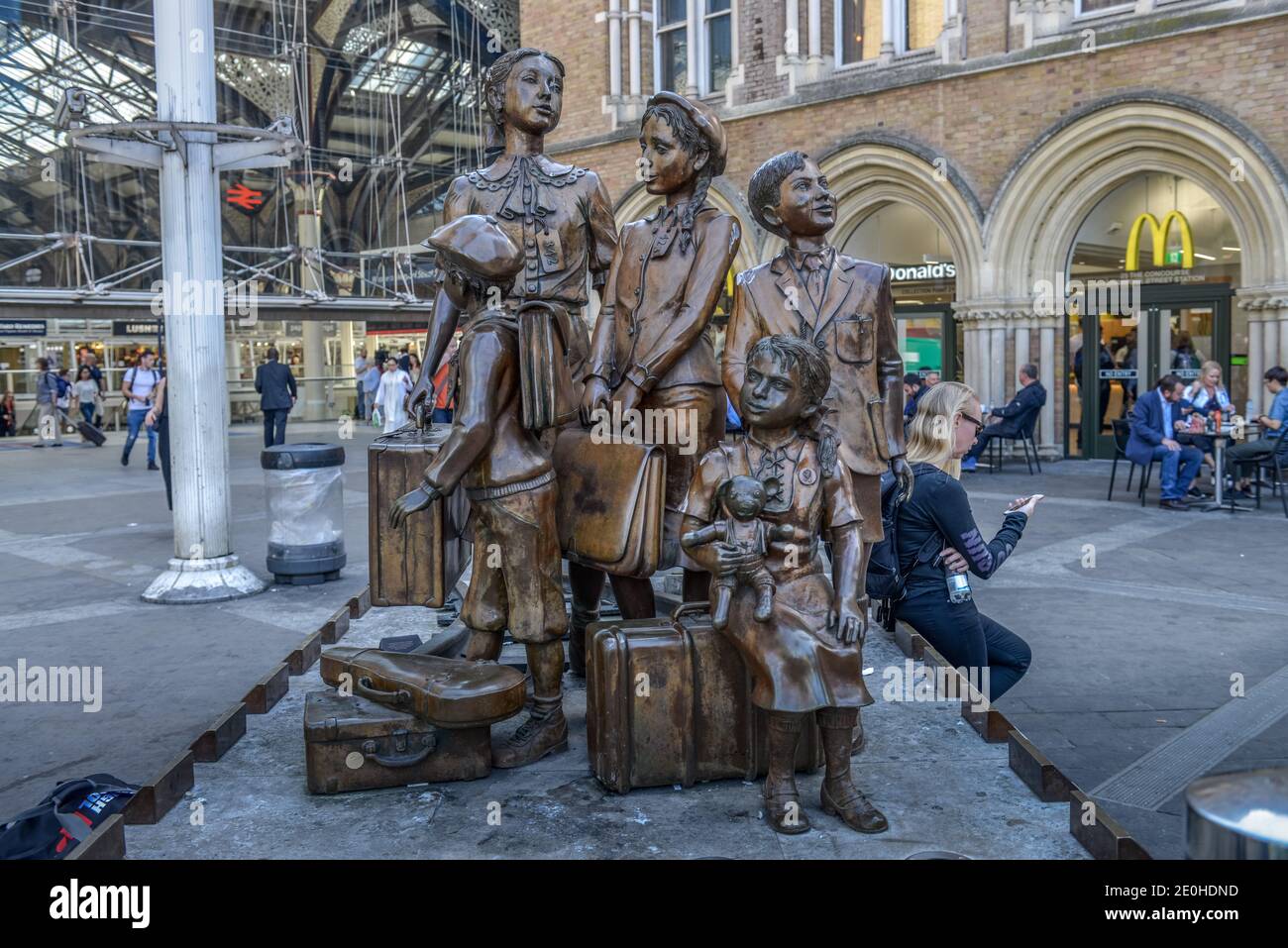 Denkmal 'Kindertransport – Die Ankunft', Vorplatz, Liverpool Street Station, London, England, Grossbritannien Stock Photo