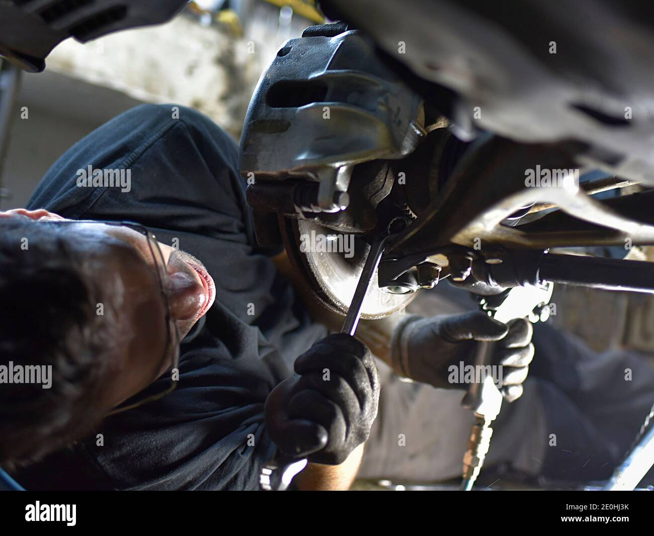 replacement car front axle lower ball joint using pneumatic torque