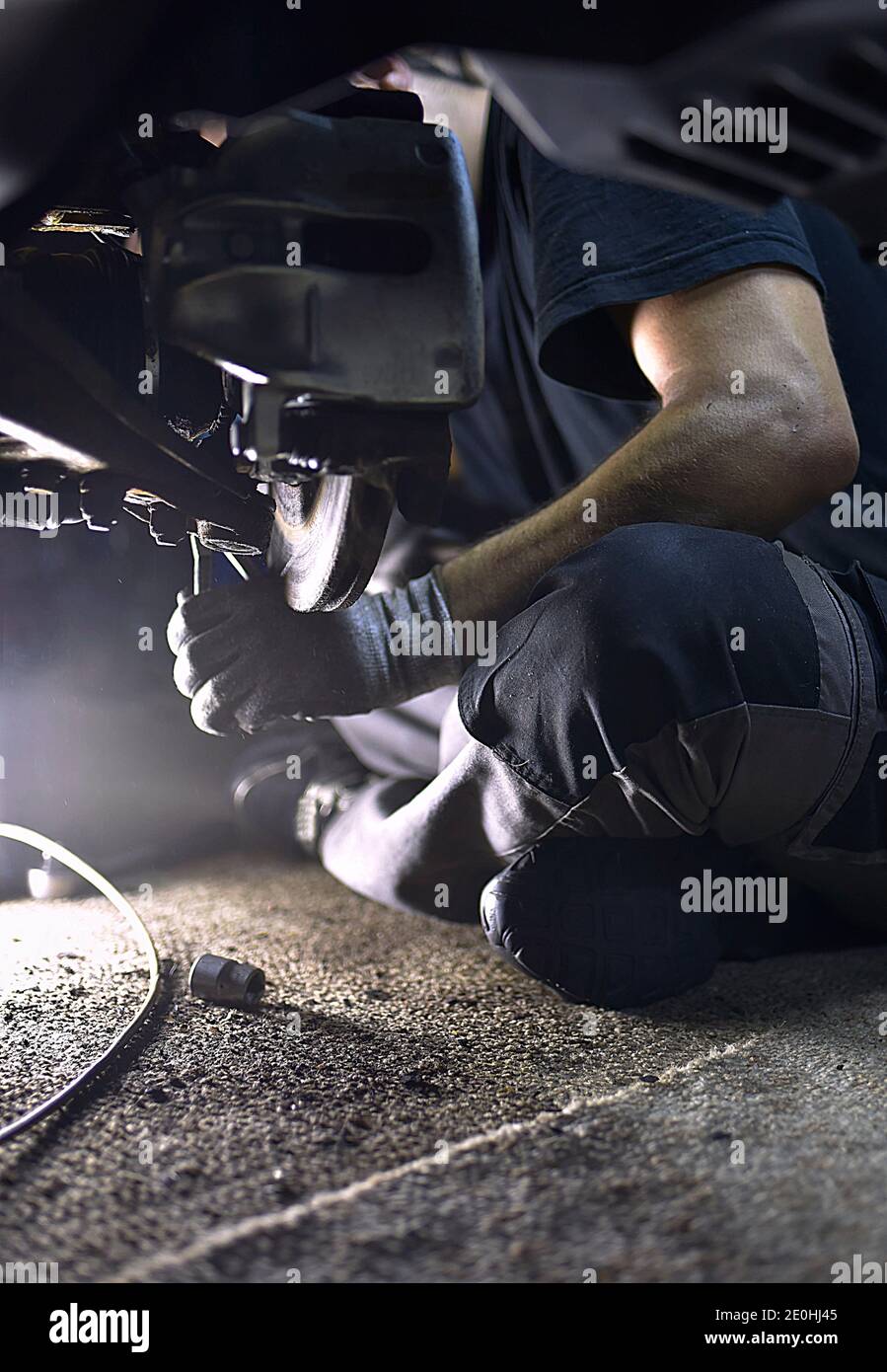 replacement car front axle lower ball joint using pneumatic torque