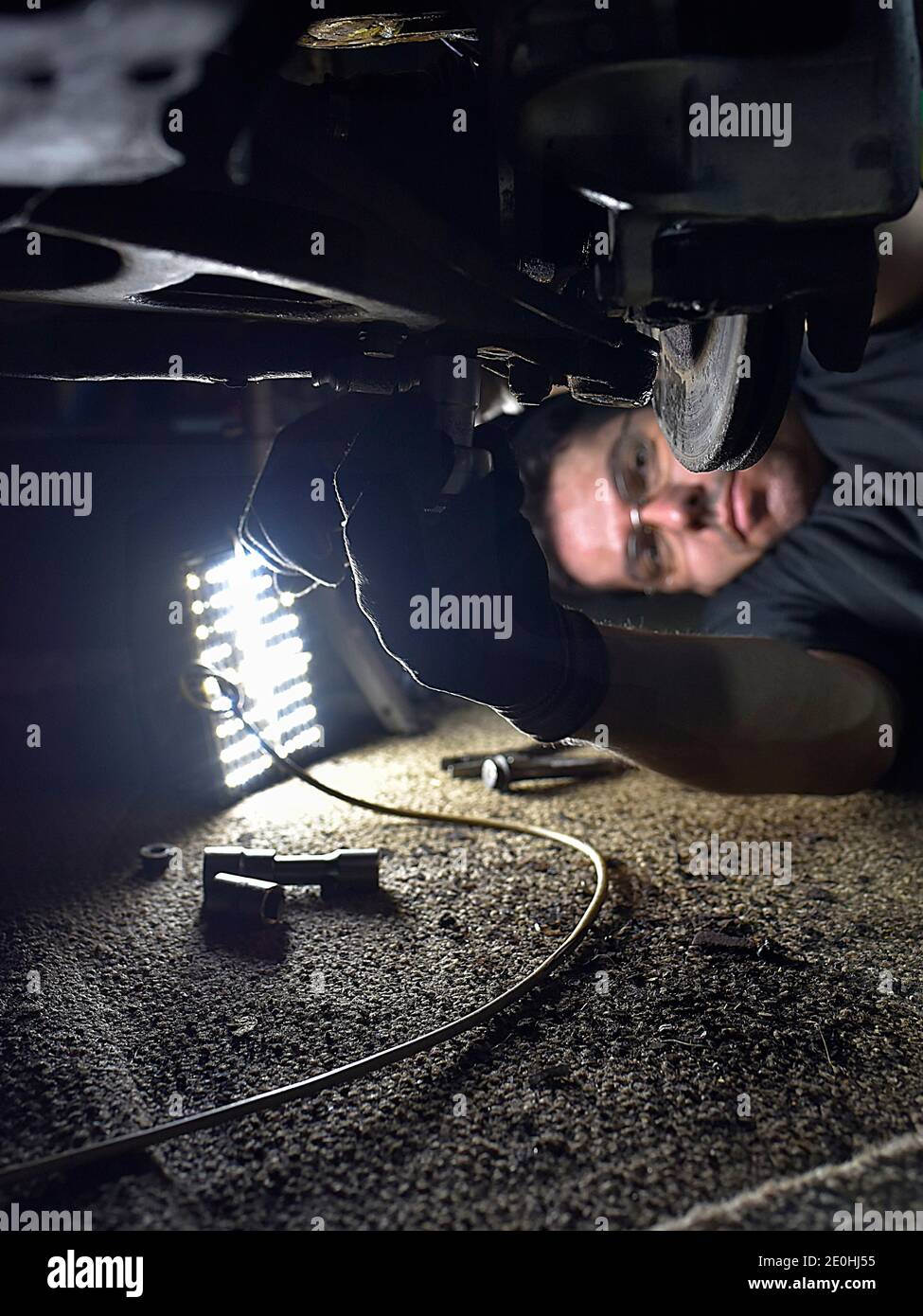 replacement car front axle lower ball joint using pneumatic torque