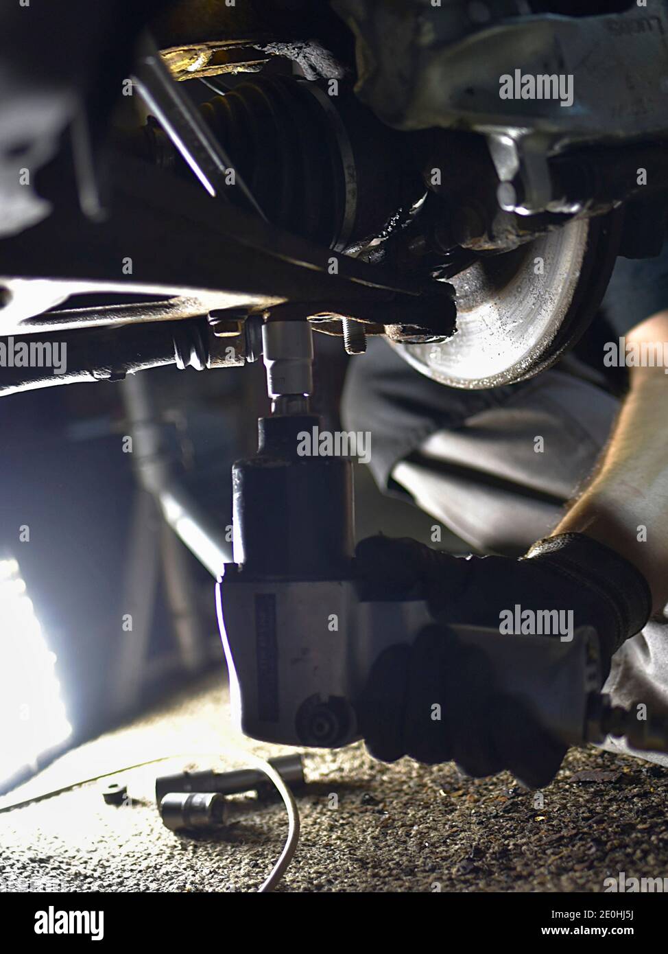 replacement car front axle lower ball joint using pneumatic torque