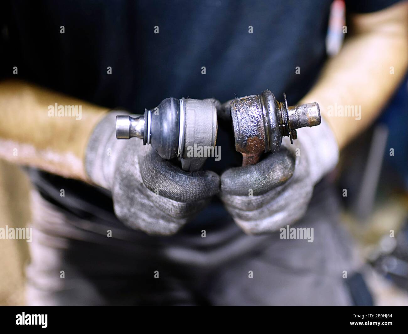 replacement car front axle lower ball joint using pneumatic torque