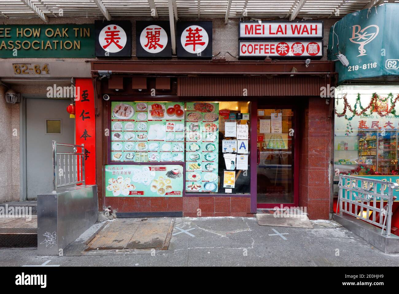 Mei Lai Wah 美麗華, 64 Bayard St, New York, NYC storefront photo of a Chinese bakery and coffee shop in Manhattan Chinatown. Stock Photo
