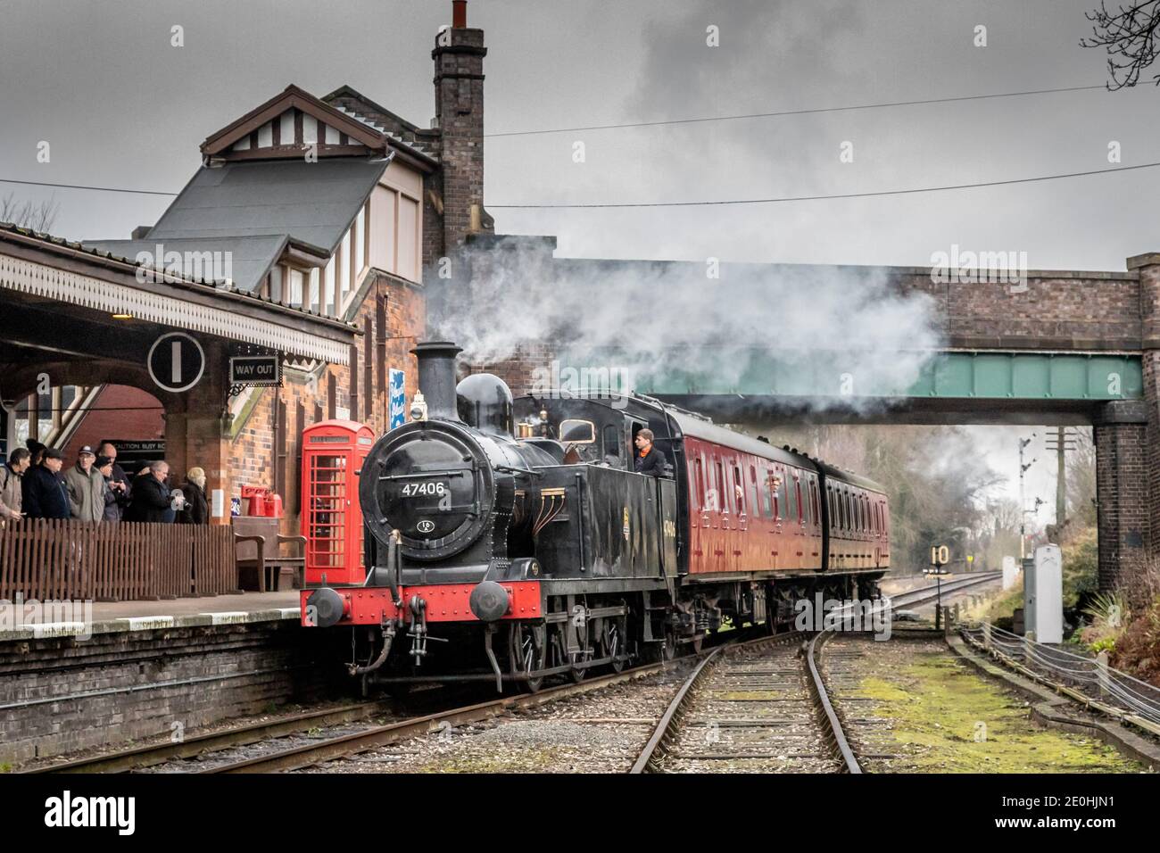 BR '3F' 0-6-0T No. 47406 arrives at Quorn and Woodhouse station on the Great Central Railway Stock Photo