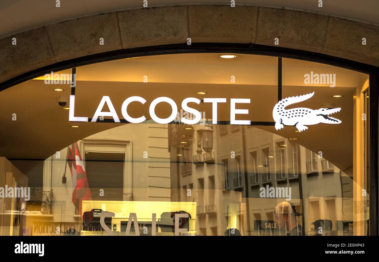afgunst galerij woestenij Bern, Switzerland - Lacoste shop. Lacoste is a French clothing company,  founded in 1933 by tennis player Ren Lacoste and Andr Gillier Stock Photo -  Alamy