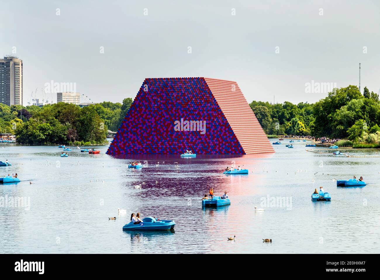 June 2018 - The Mastaba sculpture by Christo and Jeanne-Claude floating in the Serpentine Lake in Hyde Park, London, UK Stock Photo