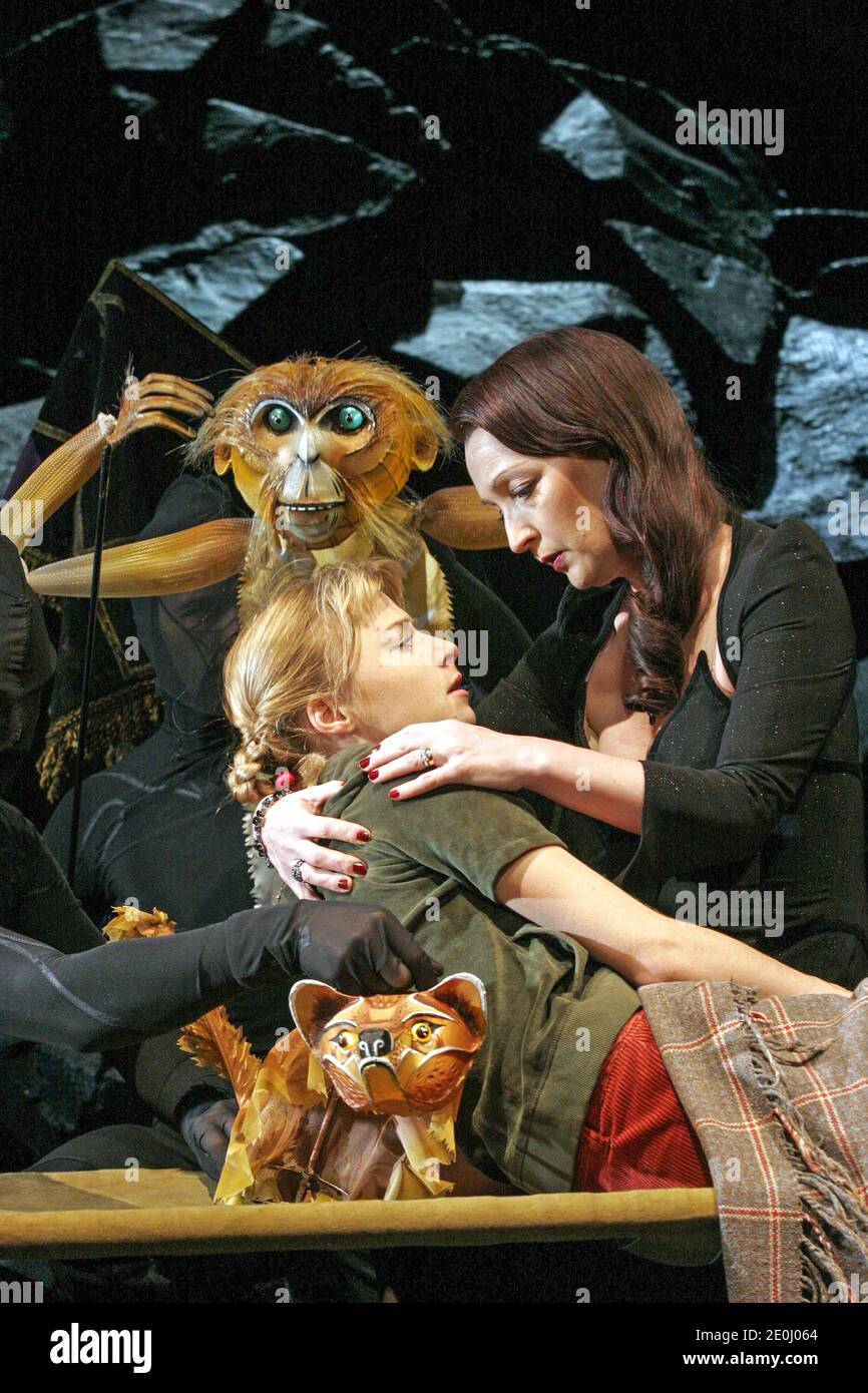 l-r: Elaine Symons (Lyra Belacqua), Lesley Manville (Mrs Coulter) with Pantalaimon (Lyra's daemon) and The Golden Monkey (Mrs Coulter's daemon) in HIS DARK MATERIALS by Philip Pullman at the Olivier Theatre, National Theatre (NT), London SE1  08/12/2004  adapted by Nicholas Wright  set design: Giles Cadle  costumes: Jon Morrell  puppets: Michael Curry  choreographer: Aletta Collins  fights: Terry King  lighting: Paule Constable  directors: Nicholas Hytner & Matt Wilde Stock Photo