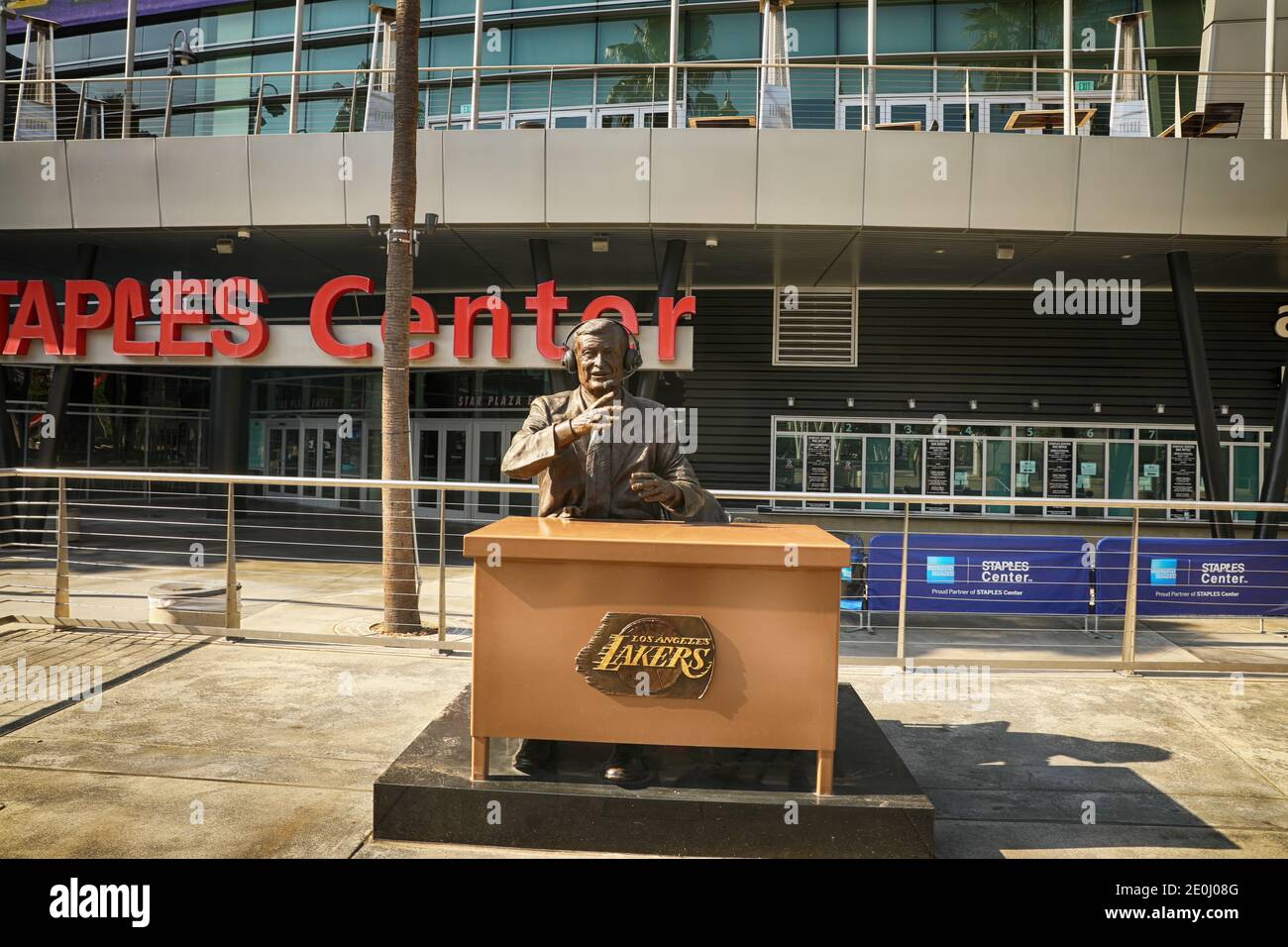 Sign for staples hi-res stock photography and images - Alamy