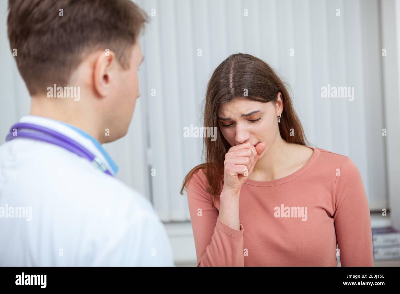 Кашель во время разговора. Человек кашляет и врач. Девушка кашляет у врача. Откашливание во время разговора. Мужчины и женщины, которые кашляют.
