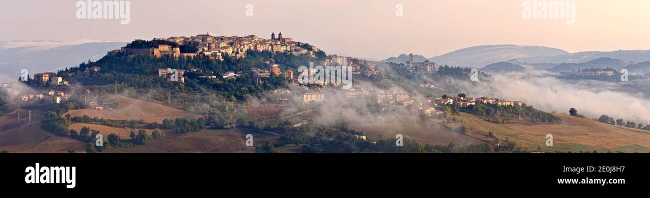 The ancient city of Camerino in a misty sunrise. Camerino, Macerata, Marche, Italia. Stock Photo