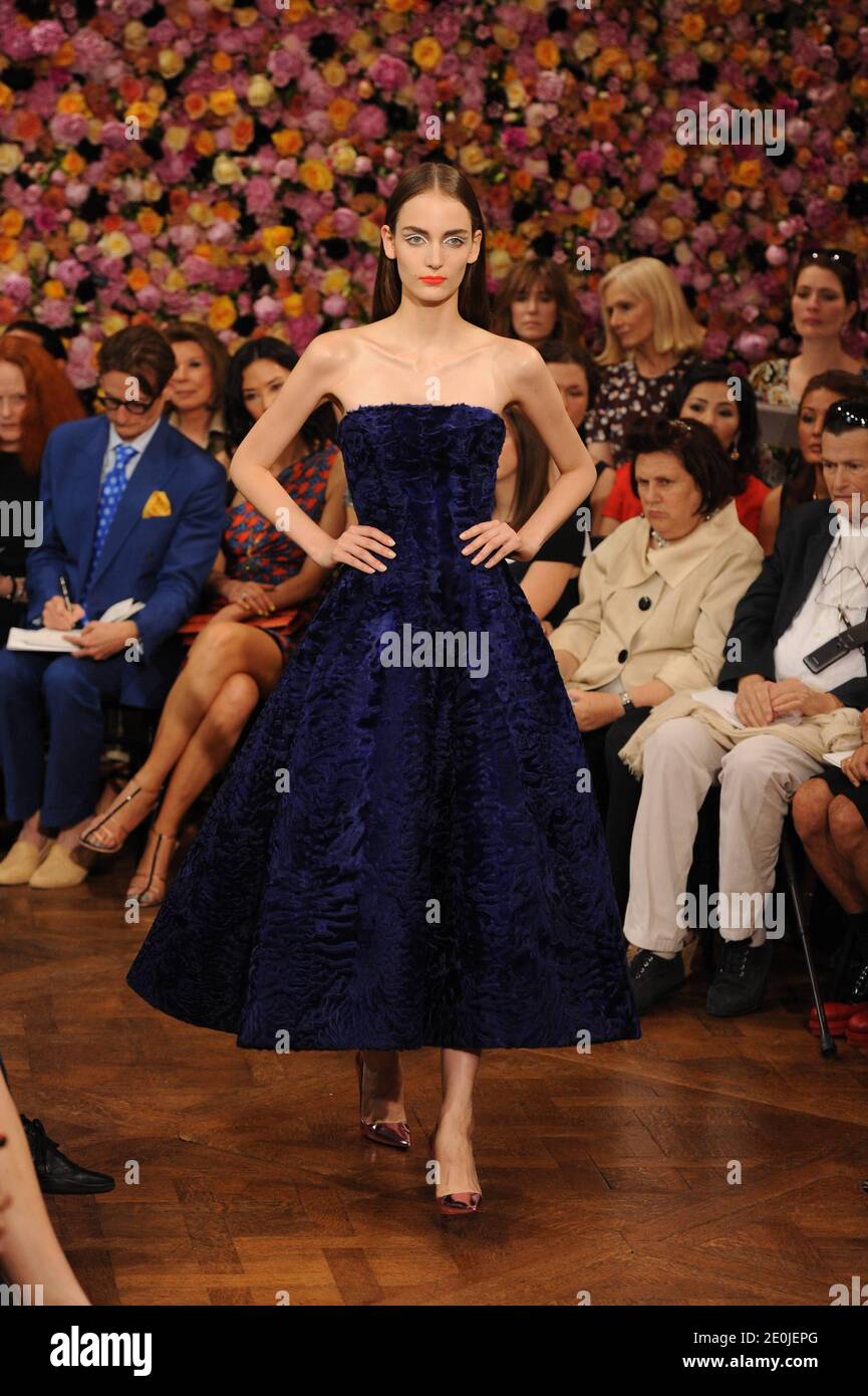 A model displays a creation by Raf Simons the Christian Dior Fall-Winter  2012-2013 Haute Couture collection show in Paris, France, on July 2, 2012.  Photo by Thierry Orban/ABACAPRESS.COM Stock Photo - Alamy