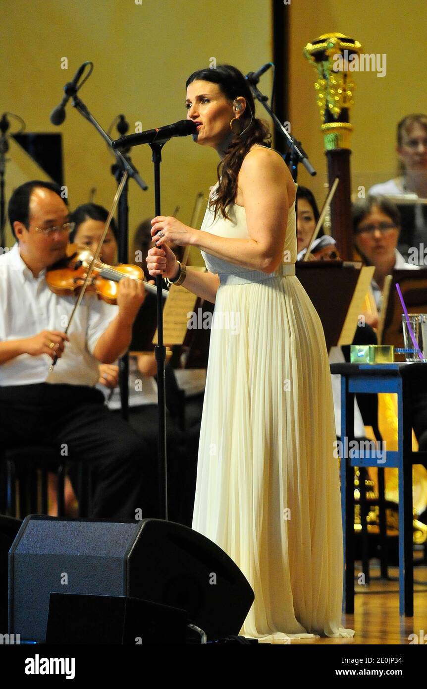 Idina menzel in glee hi res stock photography and images Alamy