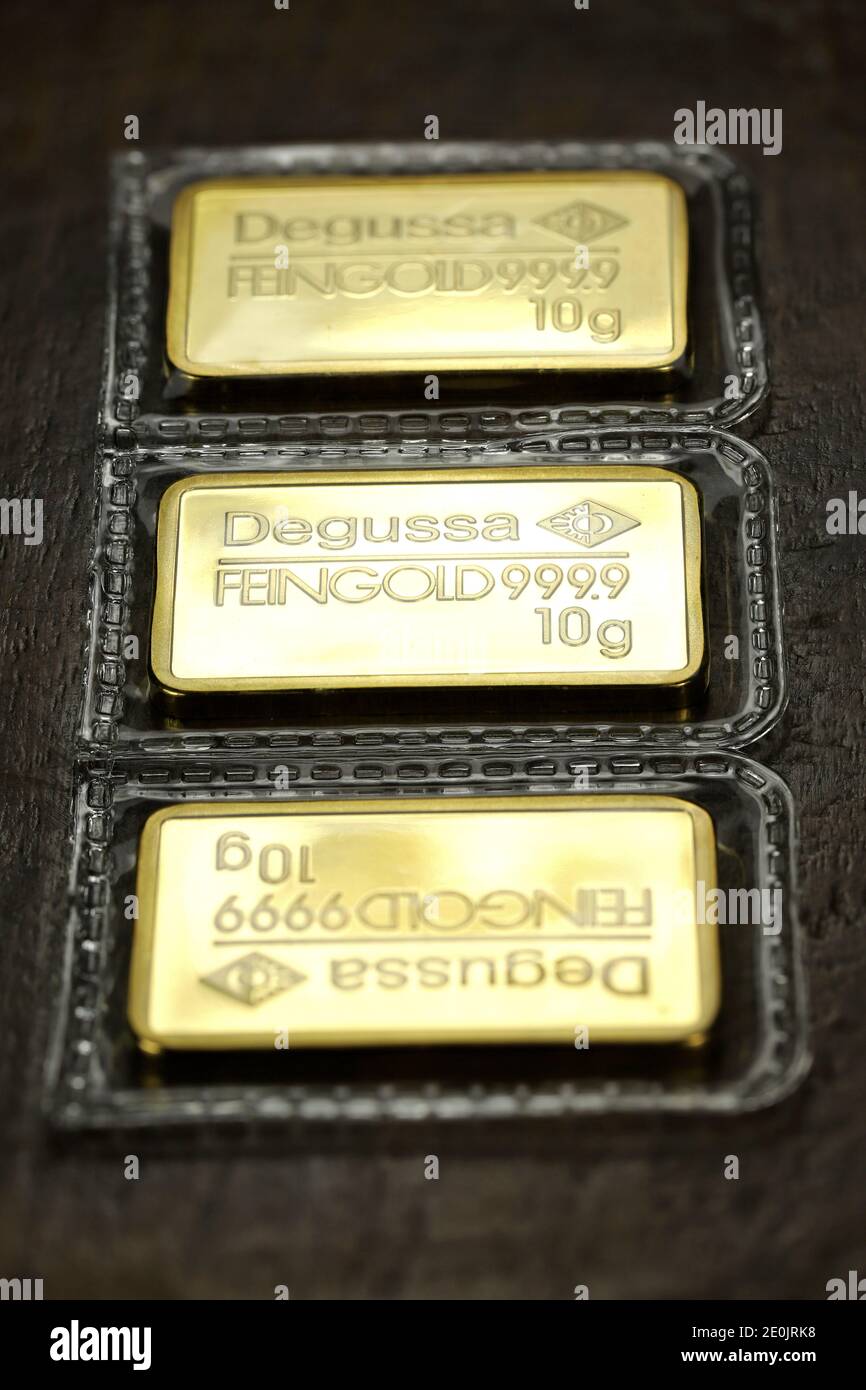 sealed 10 grams Degussa gold ingots on wooden background Stock Photo - Alamy