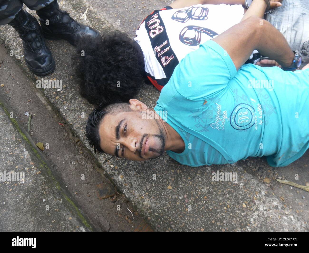 EMBARGOED FOR WEB AND APPS IN FRANCE UNTIL 14 AUGUST 2012. EXCLUSIVE. Arrestation de Manoelzinho et de son complice Brabo, a Macapa, la capitale de l'Etat amazonien d'Amapa, au Nord du Bresil, a la frontiere avec la Guyane, le vendredi 28.08.12. Accuses du meurtre de deux militaires francais, en Guyane, fin juin. In this photo: Manoel Ferreira Moura, dit 'Manoelzinho', 25 ans, nationalite bresilienne, accuse d'avoir tue deux militaires français. Arrete le 27.08.12, avec son complice Ronaldo Silva Lima, dit 'Brabo”, age de 30 ans. Interpeles par le le Bope (l'unite d'elite de la police militair Stock Photo