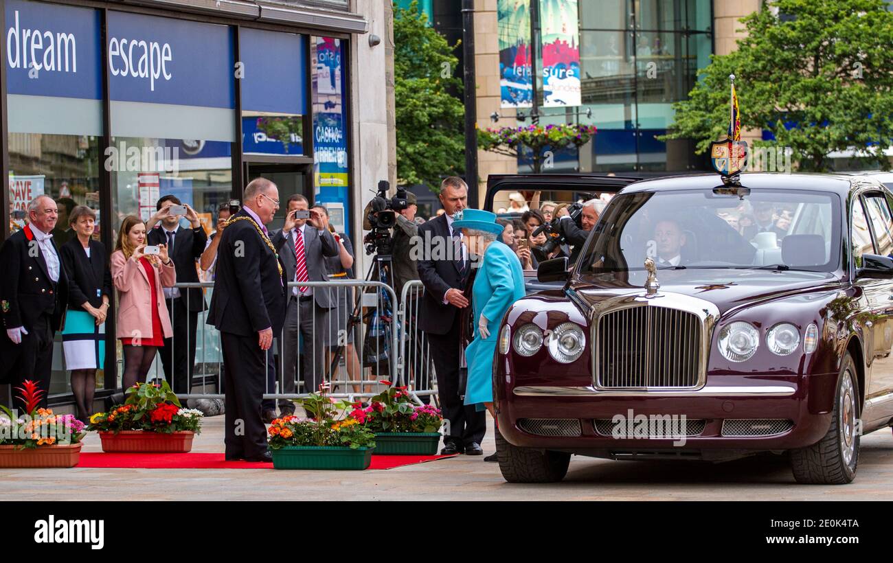 On the 6th July 2016 Her Majesty The Queen and His Royal Highness Prince Philip arrived at the City of Discovery during their Royal visit to Dundee in Scotland. They were both greeted by Lord Provost Bob Duncan and Lady Lord Provost Brenda Duncan at the Chambers of Commerce in the city centre Stock Photo