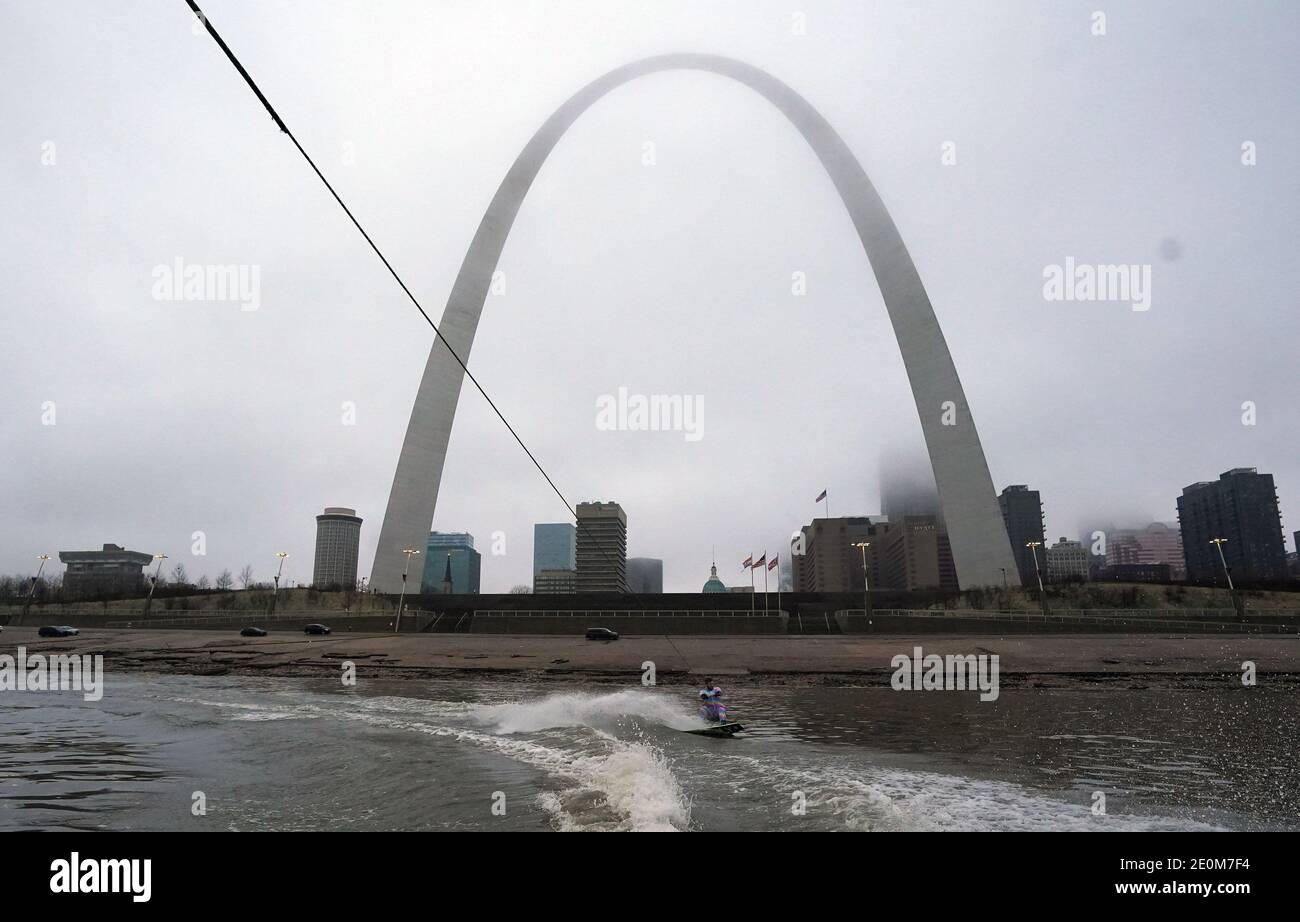 St. Louis, United States. 01st Jan, 2021. Water skier Brian Engelhard of Lake St. Louis, Missouri skis past the Gateway Arch on the Mississippi River on New Years Day, in St. Louis on Friday, January 1, 2021. Water skiers have shown up to ski on the Mississippi River for the past 36 years on New Years Day, raising money to teach those with developmental disabilities the art of water skiing. Photo by Bill Greenblatt/UPI Credit: UPI/Alamy Live News Stock Photo