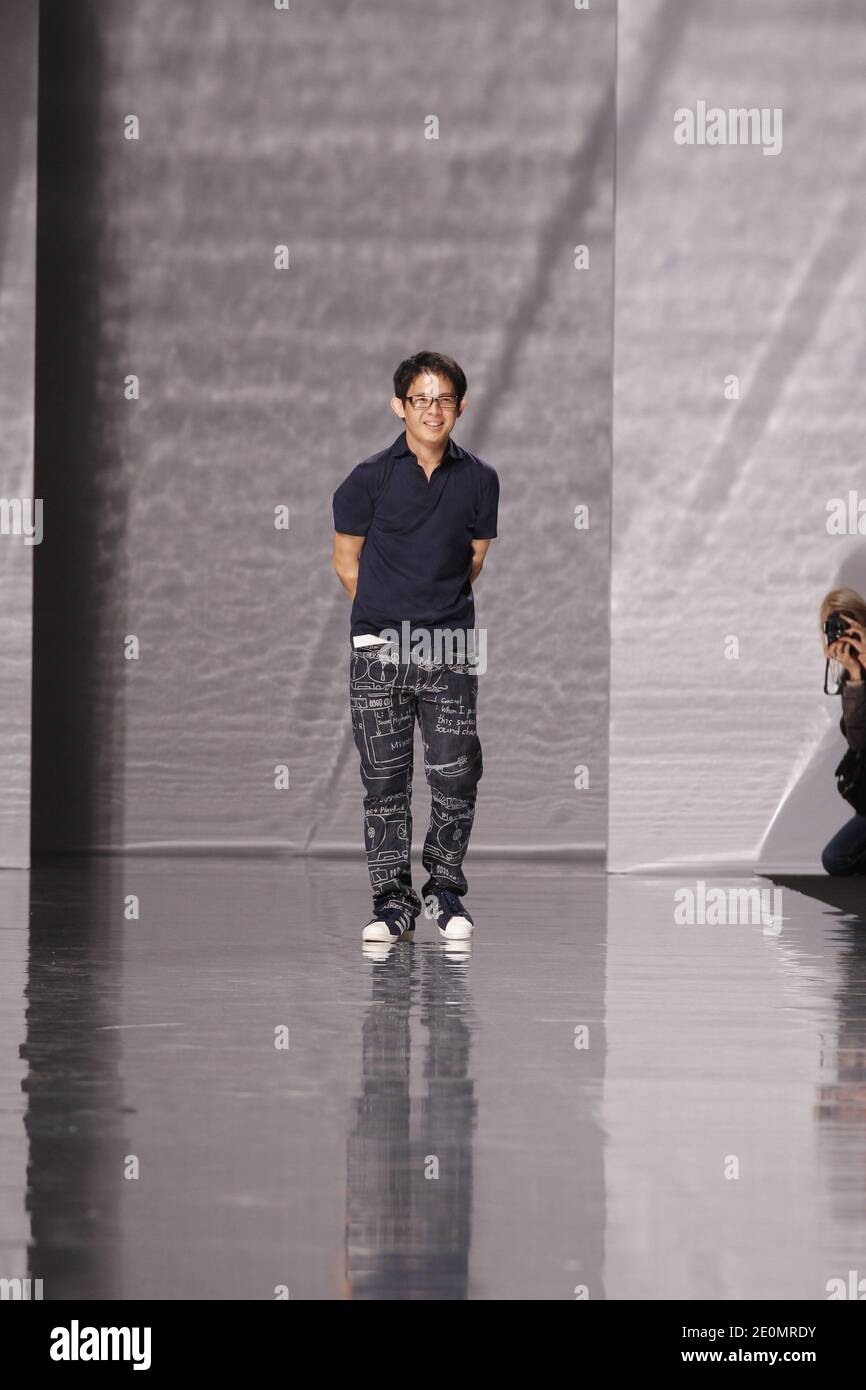 Japanese fashion designer Yoshiyuki Miyamae acknowledges applause following  the presentation of the ready-to-wear Spring/Summer 2014 fashion collection  he designed for Issey Miyake, Friday, Sept. 27, 2013 in Paris. (AP  Photo/Jacques Brinon Stock, image size:866x1390