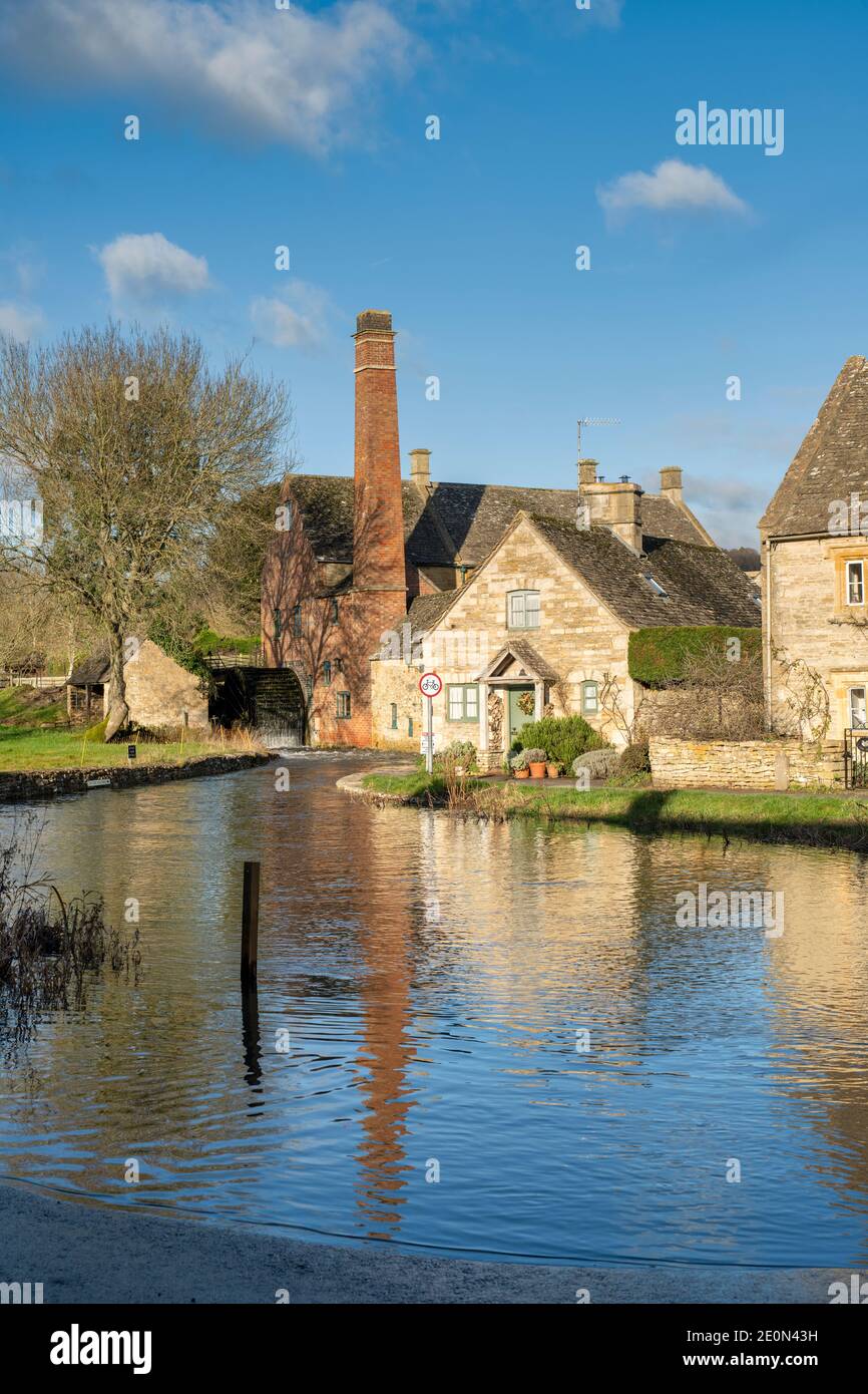 River eye high water levels in the cotswold village of Lower Slaughter on Christmas eve. Lower Slaughter, Cotswolds, Gloucestershire, England Stock Photo