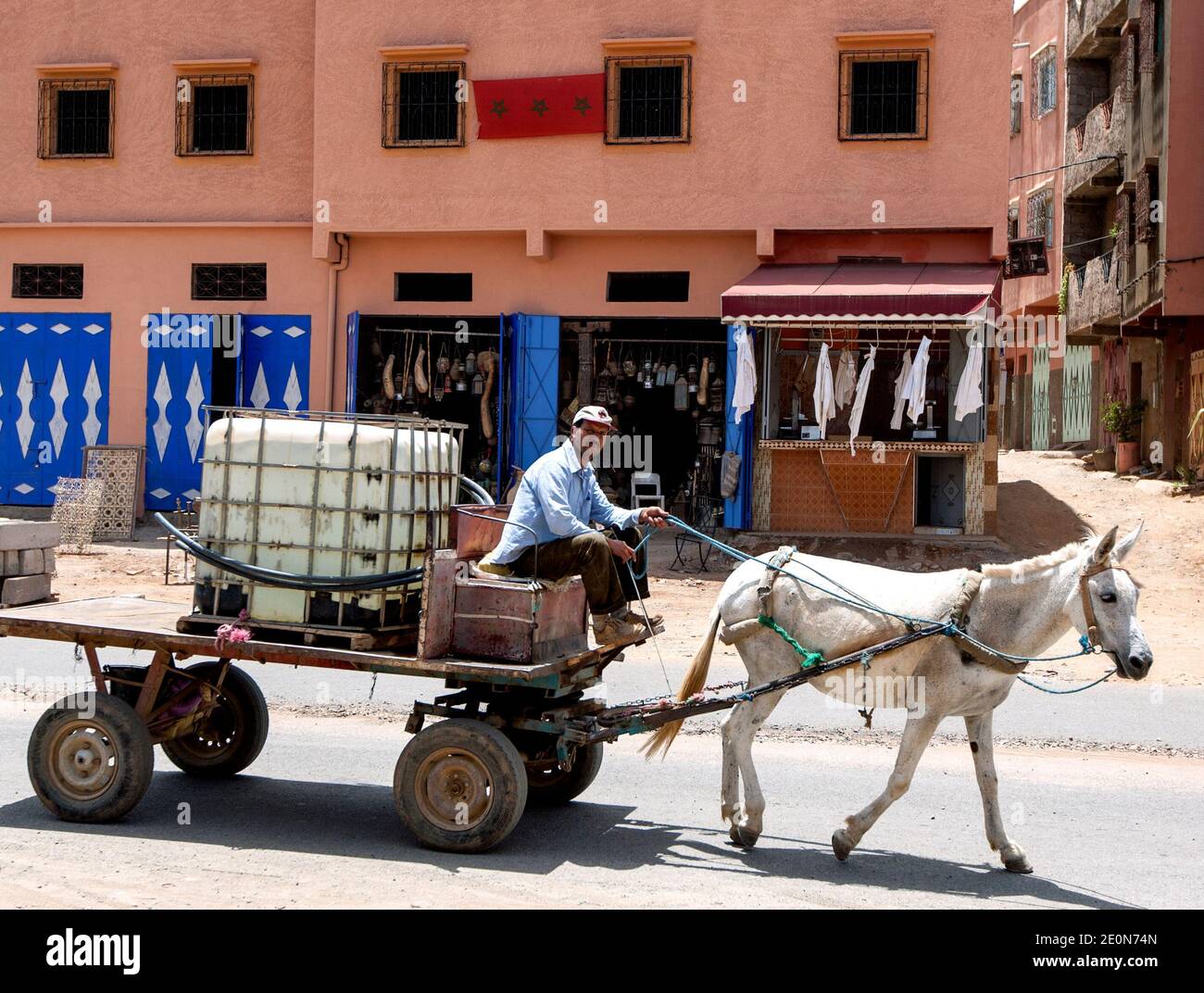 Horse carrying load hires stock photography and images Alamy