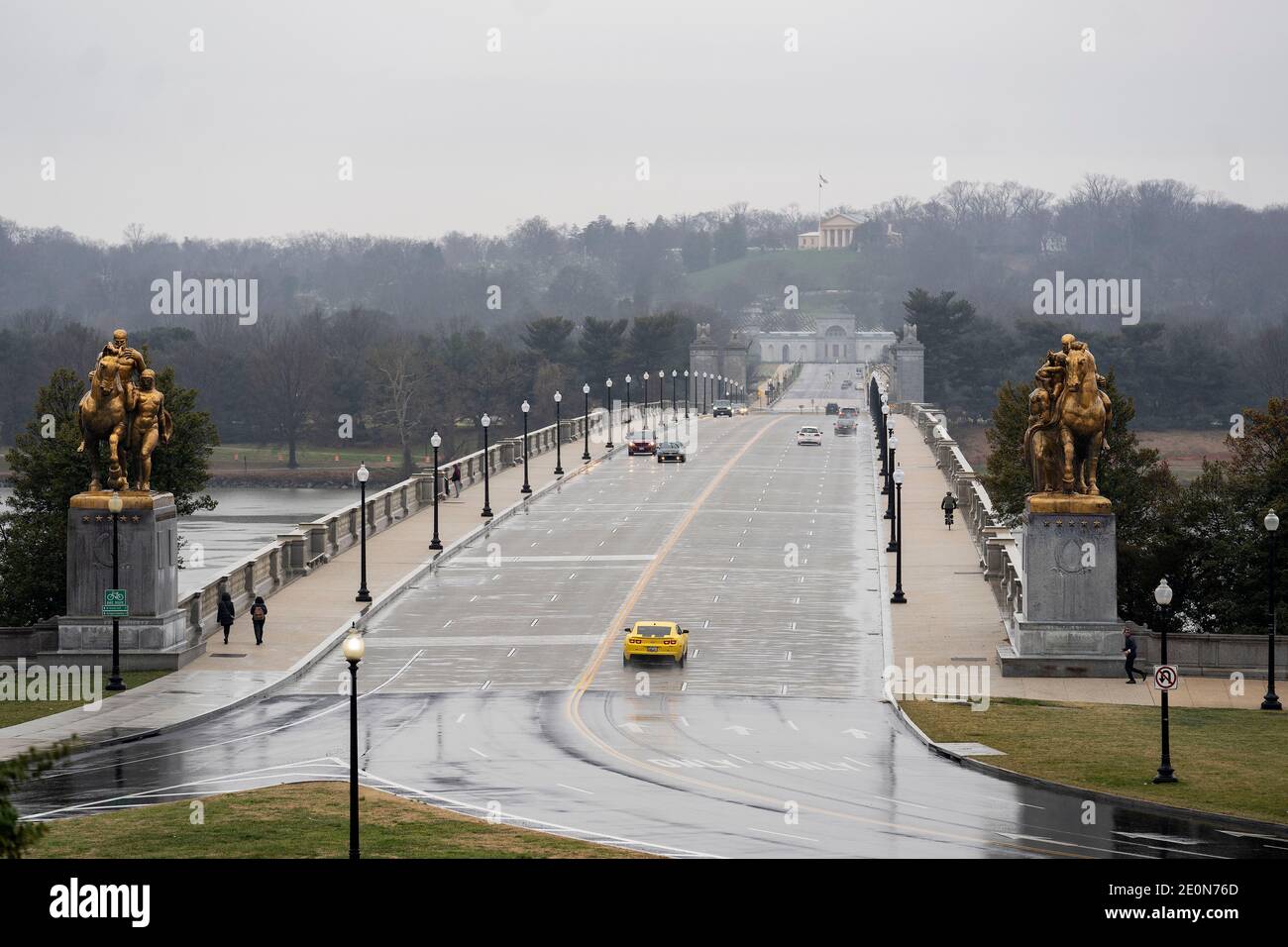 Washington, USA. 1st Jan, 2021. Photo taken on Jan. 1, 2021 shows a road with few cars in Washington, DC, the United States. The confirmed COVID-19 cases in the United States topped 20 million on Friday as the discovery of a highly contagious new virus strain in the country increases pressure to speed up the vaccination process. Credit: Liu Jie/Xinhua/Alamy Live News Stock Photo