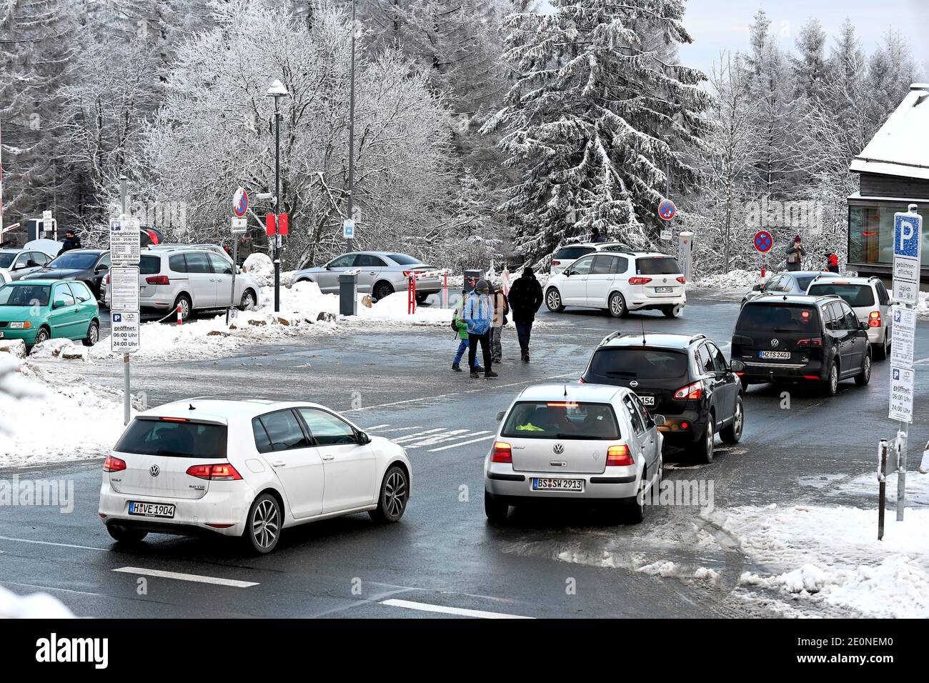 Full car park queue hi-res stock photography and images - Alamy