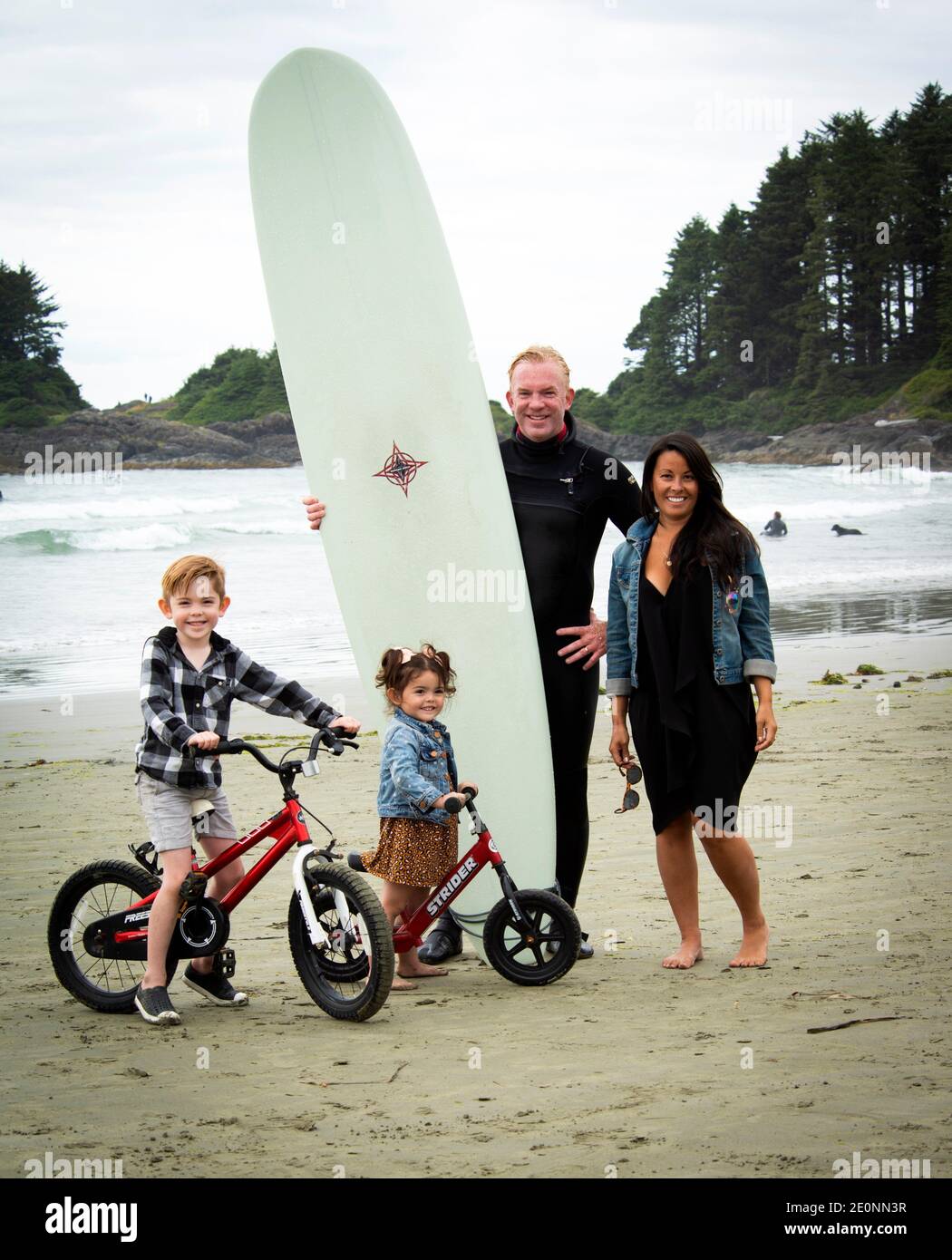 Family british beach hi-res stock photography and images - Alamy