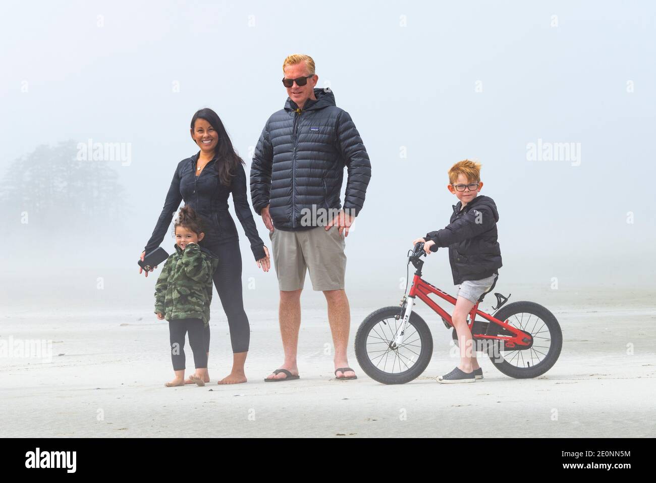 Family british beach hi-res stock photography and images - Alamy