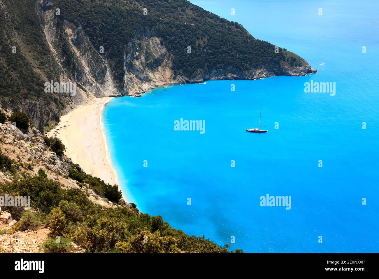 Griechenland, Ioniosche Inseln, Kefalonia: Segelyacht am Strand Myrtos am Abend Stock Photo