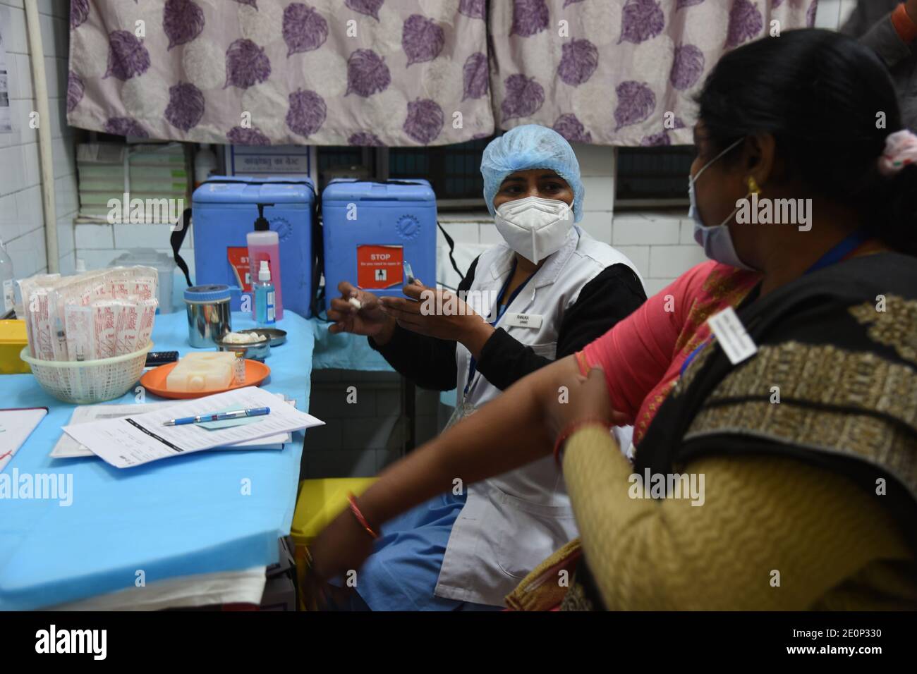 A health worker conducts basic test on a voluteer during a massive day long mock drill to check the best ways to vaccinate people against Covid-19 and plug loopholes in logistics and training in New Delhi, India, January 02, 2021. The day long drive will test the operational feasibility in the use of CoWIN applicationin a field environment. The exercise comes a day after a panel of government appointed experts recommended approval for Oxford Covid-19 Vaccine manufactured by Serum Institute of India. Photograph: Sondeep Shankar Stock Photo
