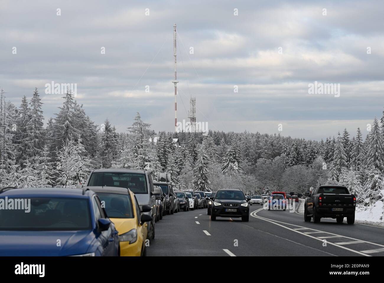 Torfhaus, Germany. 02nd Jan, 2021. Vehicles are parked on makeshift parking lots on the federal highway 242 between Braunlage and Torfhaus in the Harz mountains. Credit: Swen Pförtner/dpa/Alamy Live News Stock Photo