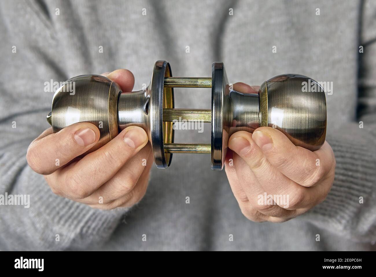 Spindle onnects knobs and retracts latchbolt when knobs are turned