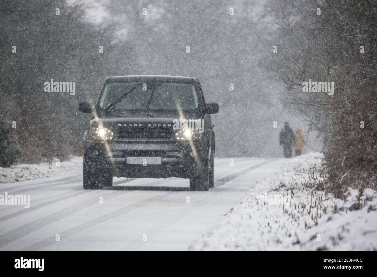 Kidderminster, UK. 2nd January, 2021. UK weather: with daytime temperatures failing to rise much above freezing across Worcestshire and roads already icy, Kidderminster is hit with heavy morning snow showers making driving conditions hazardous for all motorists. Credit: Lee Hudson/Alamy Live News Stock Photo