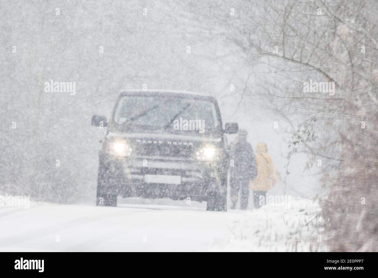 Kidderminster, UK. 2nd January, 2021. UK weather: with daytime temperatures failing to rise much above freezing across Worcestshire and roads already icy, Kidderminster is hit with heavy morning snow showers making driving conditions hazardous for motorists and pedestrians. Credit: Lee Hudson/Alamy Live News Stock Photo
