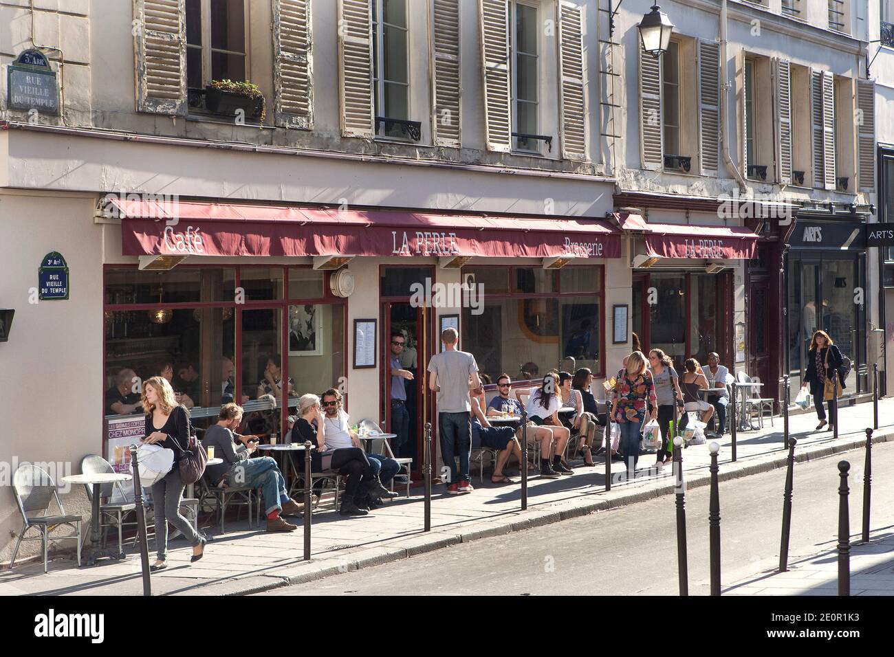 Cafe La Perle (78 Rue Vieille du Temple, 75003 Paris) Le Marais. Stock Photo