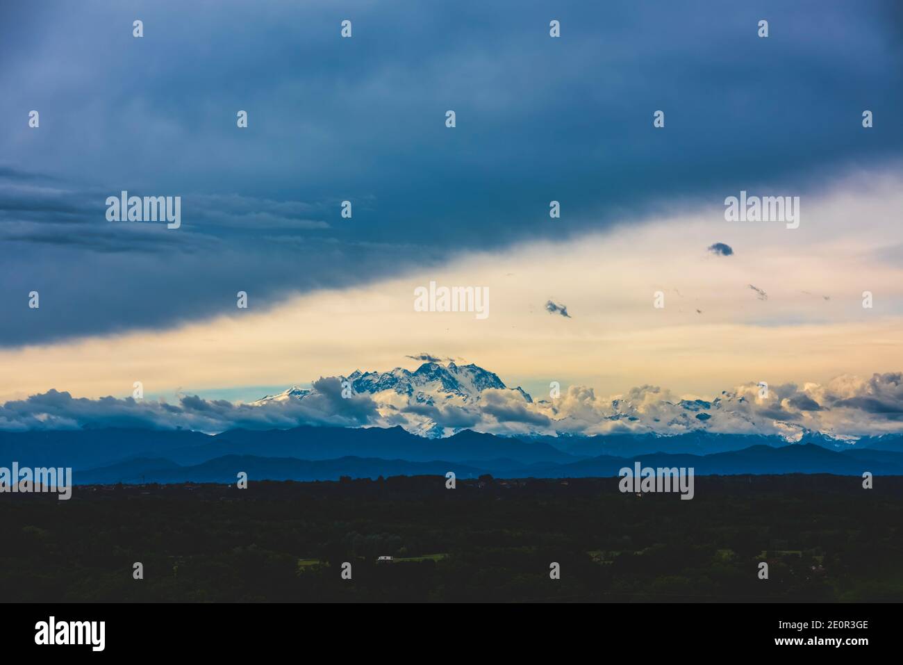 Snowy mountain shrouded in clouds hi-res stock photography and images ...
