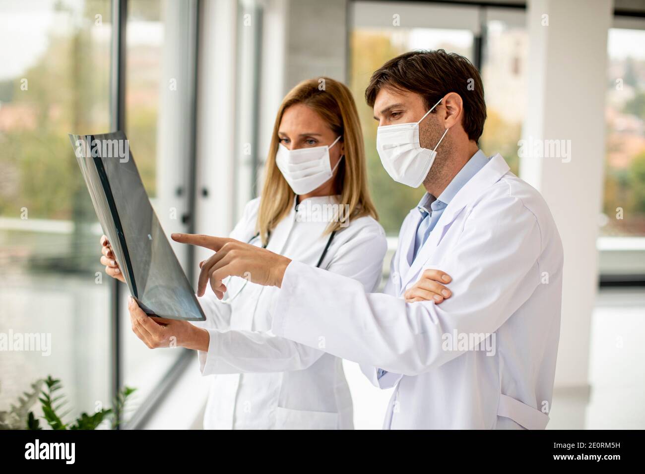 Team doctors looking xray hi-res stock photography and images - Alamy