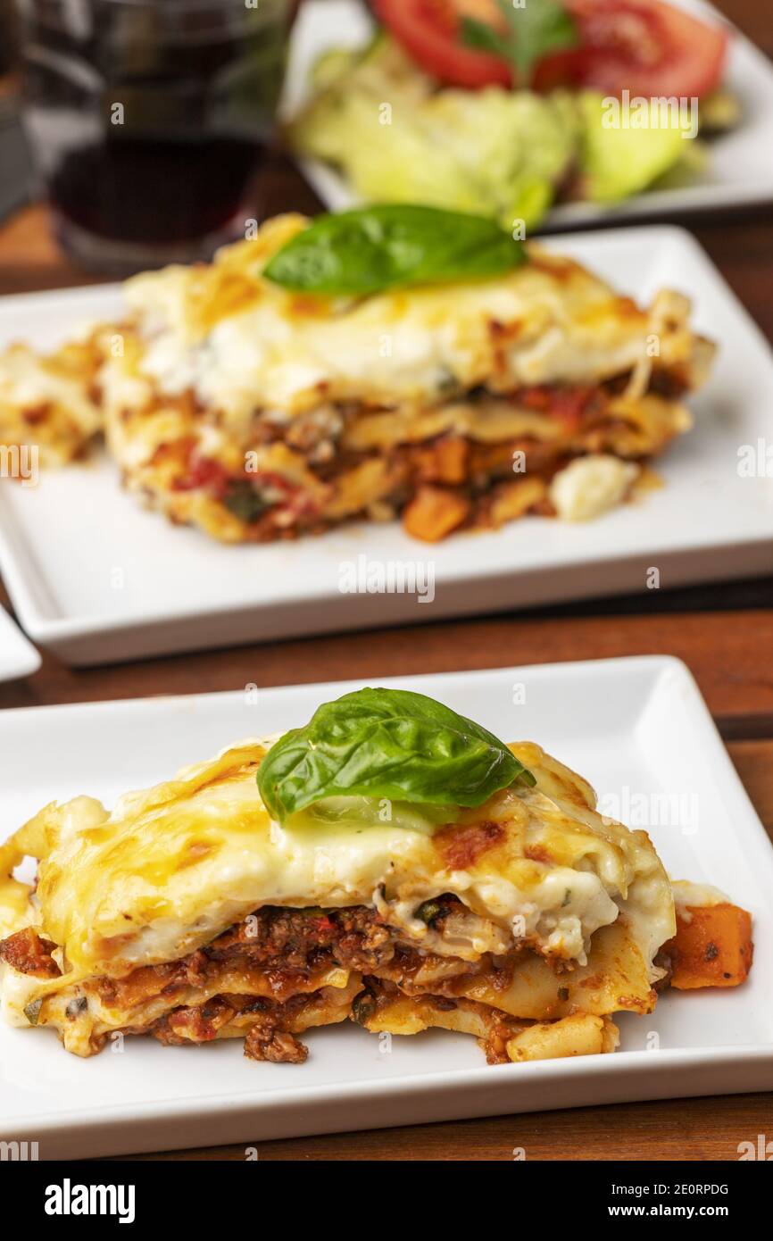 Nahaufnahme von lasagne mit basilikum hi-res stock photography and ...