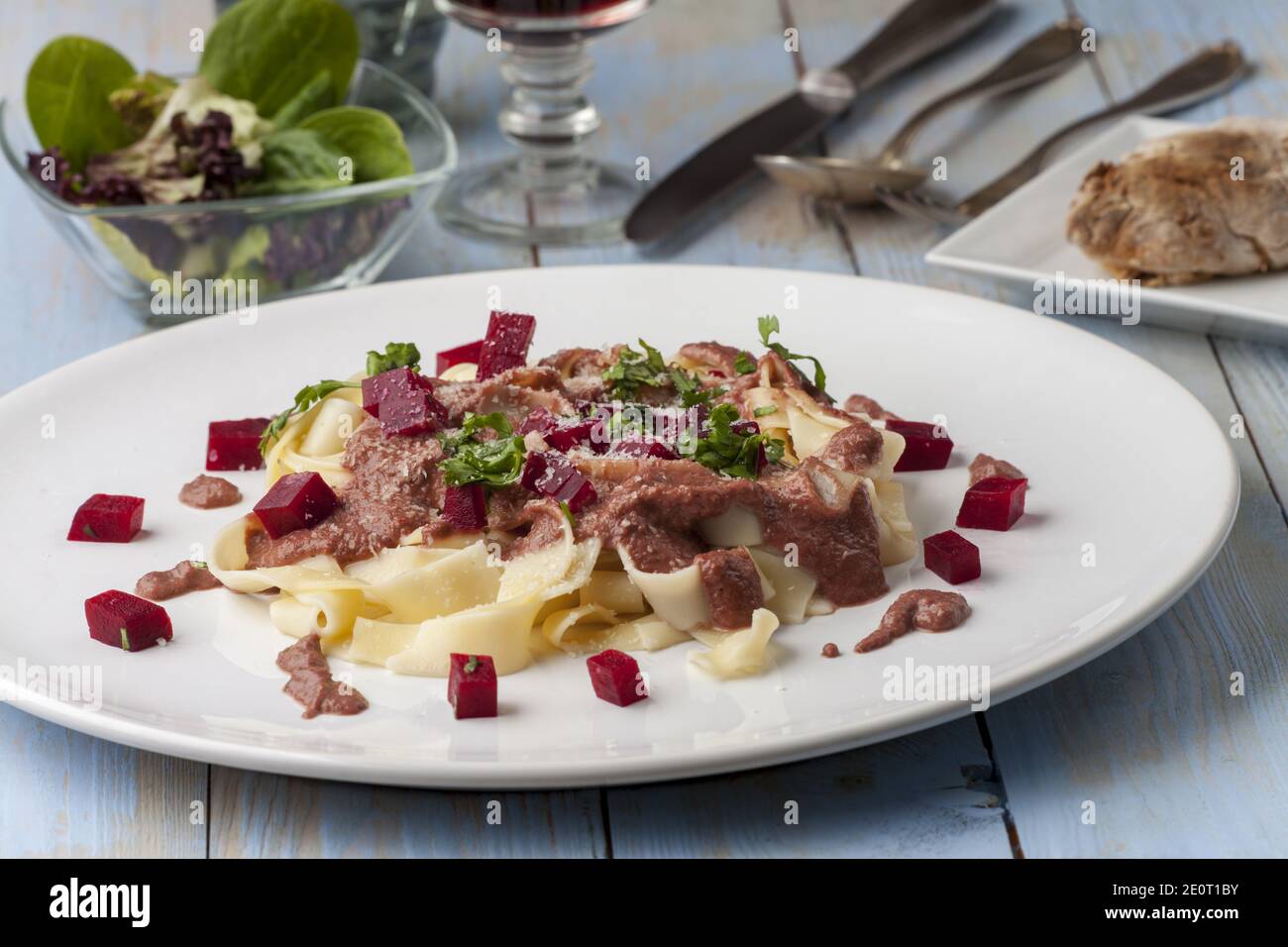Pasta mit rote beete sauce auf dem teller hi-res stock photography and ...