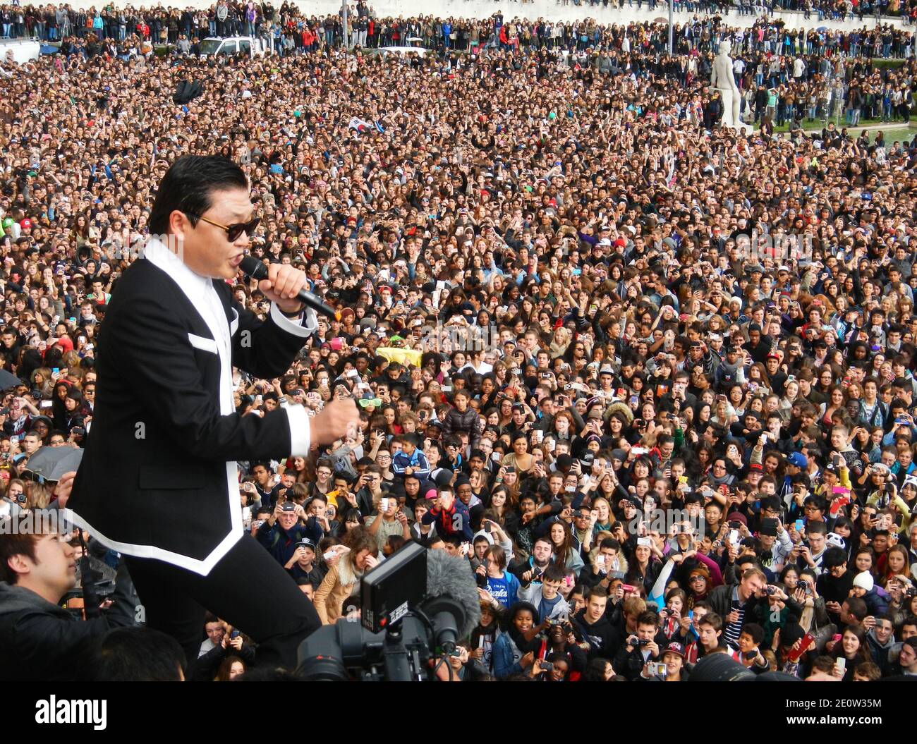 Psy performs gangnam style dance hi-res stock photography and images - Alamy