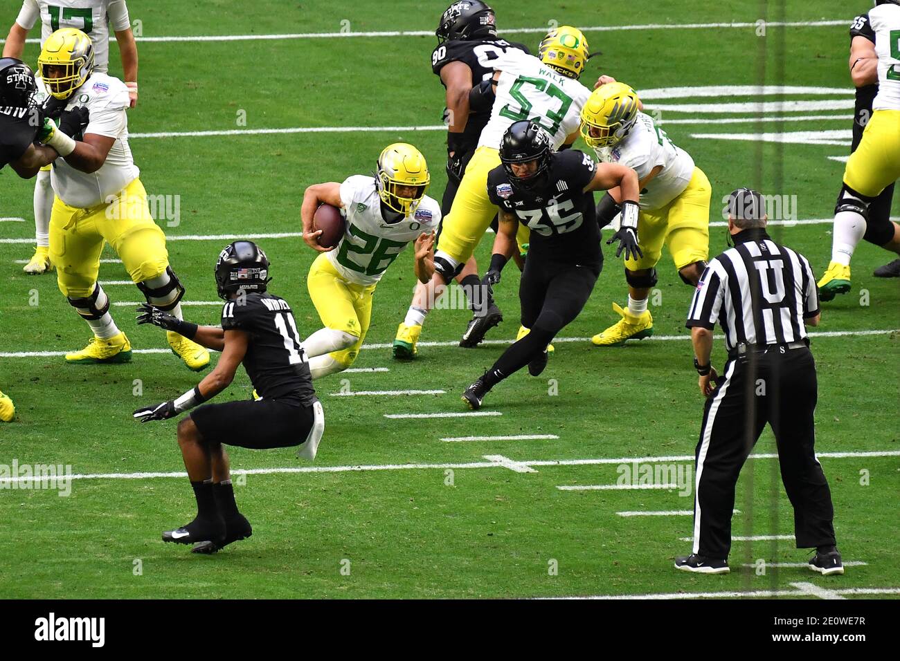 Glendale, AZ, USA. 2nd Jan, 2021. Oregon Ducks running back Travis Dye #26  runs in action in the first quarter during the Fiesta Bowl College football  game between the Iowa State Cyclones