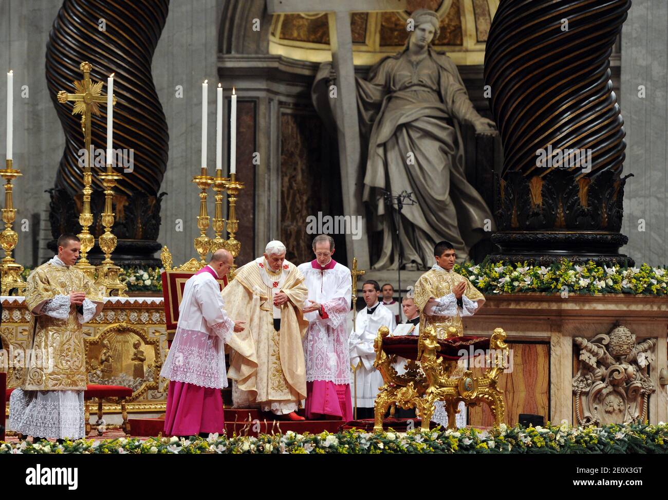 Pope Benedict XVI celebrates the solemn Christmas Eve mass in St Peter ...