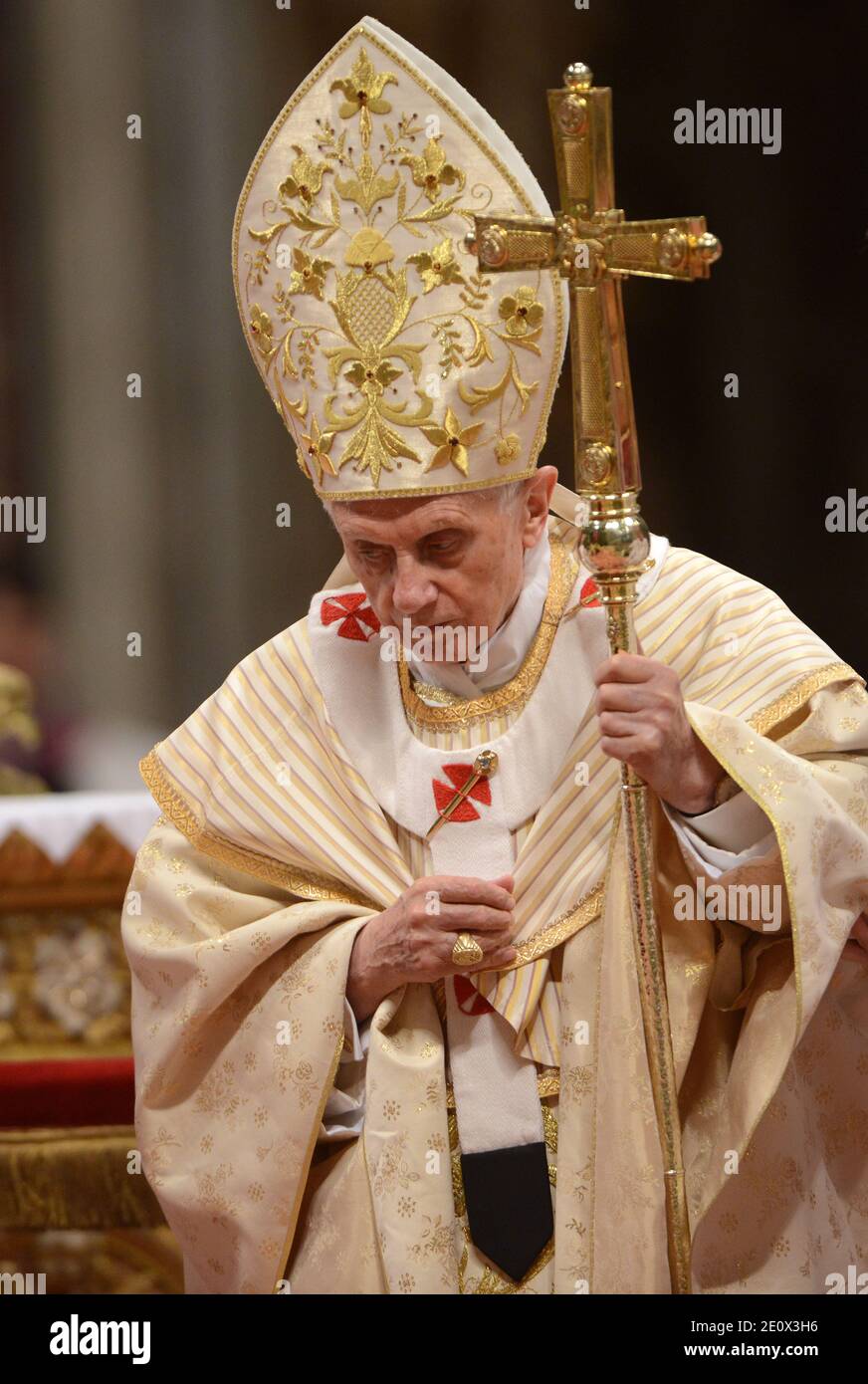 Pope Benedict XVI celebrates the solemn Christmas Eve mass in St Peter ...