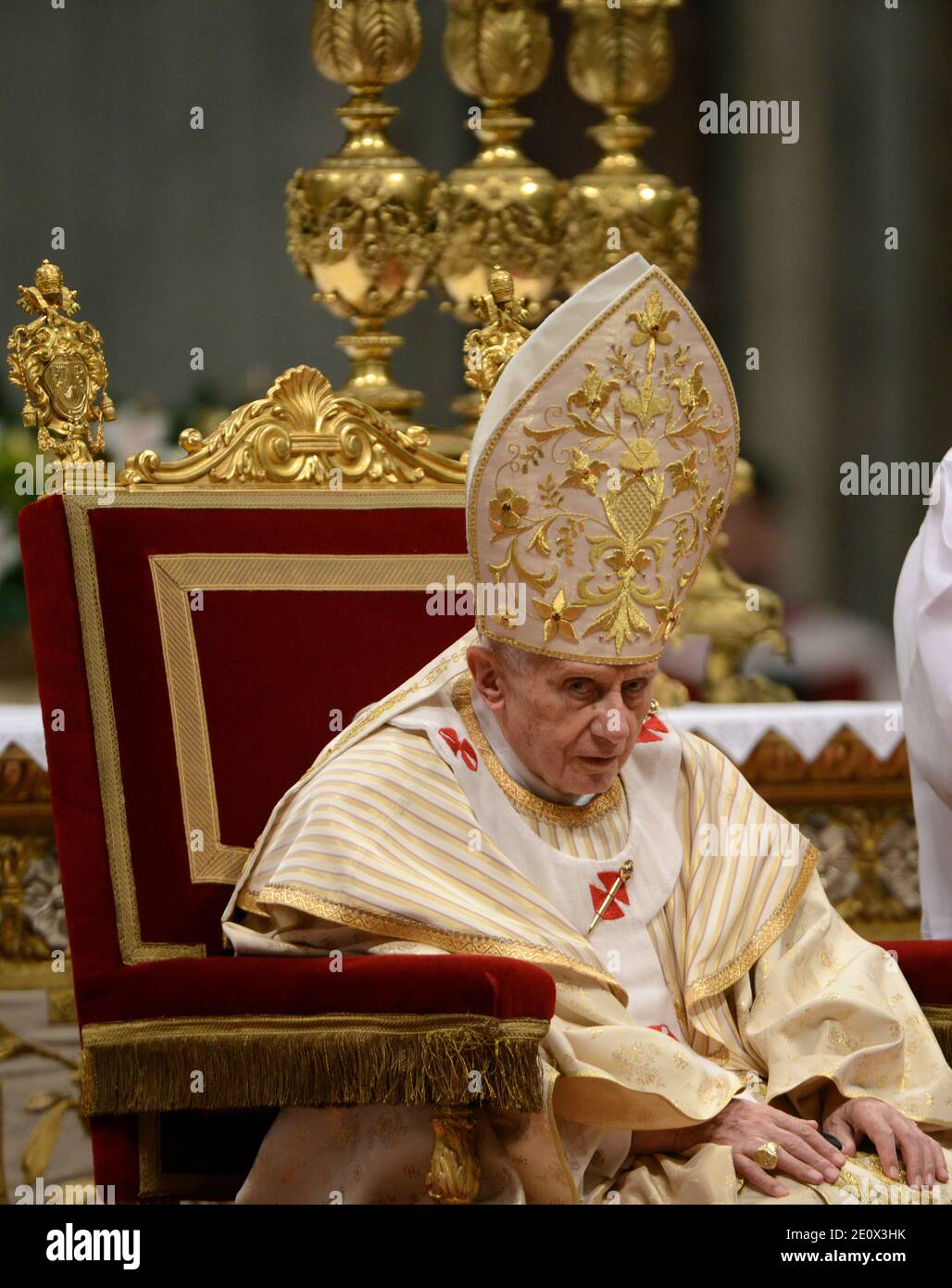 Pope Benedict XVI celebrates the solemn Christmas Eve mass in St Peter ...